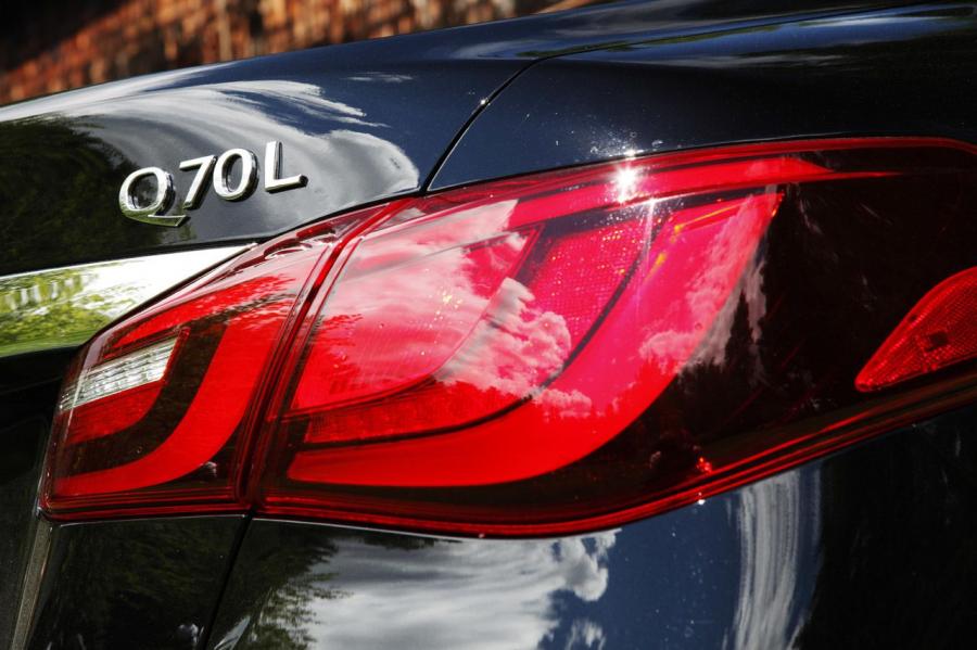  Infiniti Q70L 5.6 2015 года  (фото 15 из 27)